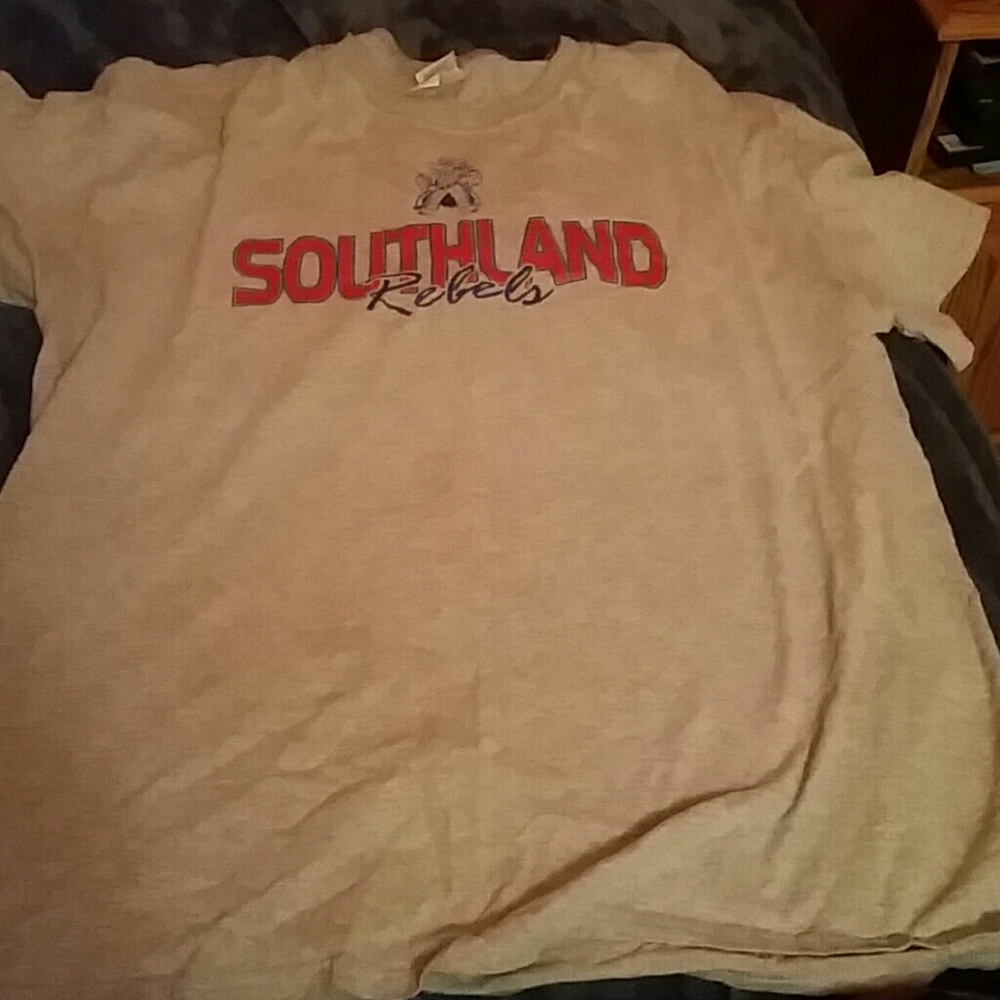 Gray short sleeve shirt